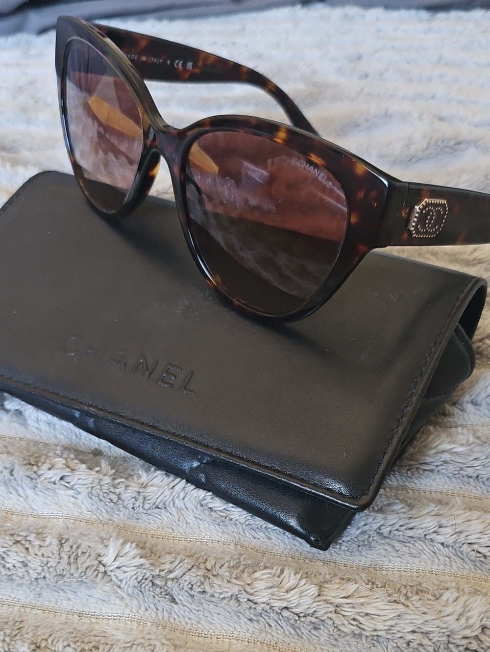 CHANEL!! Butterfly Sunglasses in a dark tortoise finish. new Authintic ( DEMO )